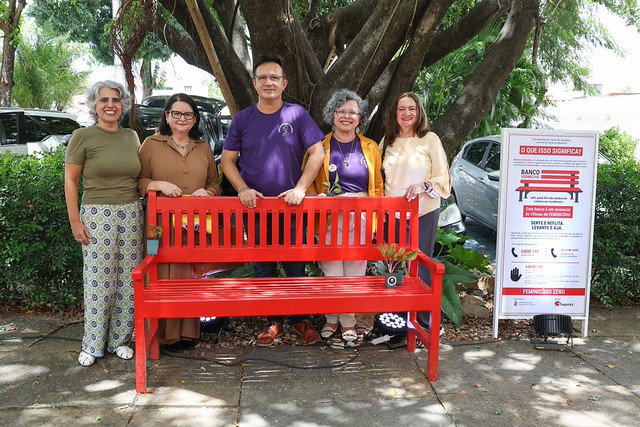 Imagem: O banco vermelho, já instalado em espaços como a Reitoria da UFC, será inaugurado na Praça Cultural São Pedro (Foto: Álvaro Graça Jr.)