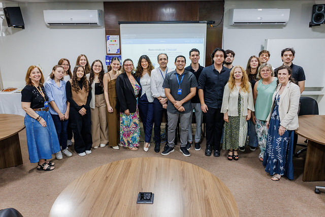 Imagem: alunos e docentes da UFC e da Unifor em lançamento do portal Tóxicos
