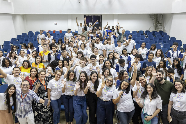 Imagem: estudantes da rede municipal de ensino posam para foto no auditório da Seara da Ciência