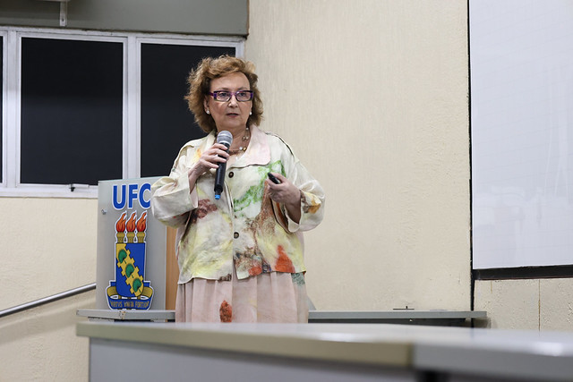 Imagem: a médica Margareth Dalcolmo em pé falando com microfone em punho