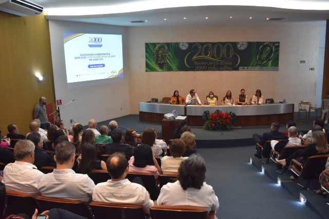 Imagem: pessoas em um auditório assistindo a uma apresentação