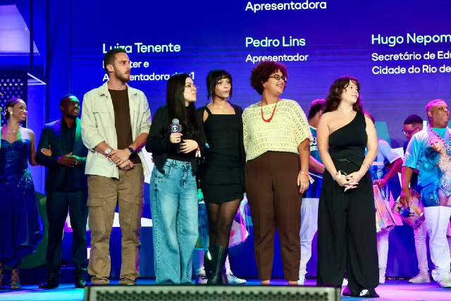 Imagem: Jenifer (ao centro, de roupa preta) ao lado de outros finalistas do Desafio LED (Foto: divulgação/Globo/Movimento Led)