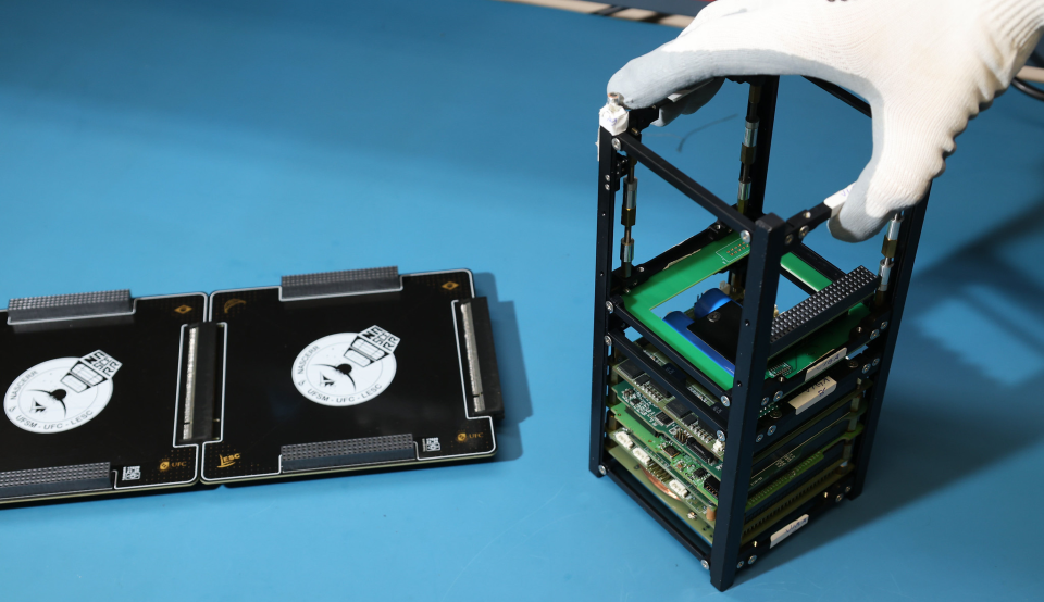Denominado de Nascerr, o satélite artificial envolveu um investimento de R$ 1,5 milhão em sua construção e deverá ser enviado a uma missão a 550 quilômetros de altitude da Terra (Foto: Victor Braga/UFC) ft 260610 nano1