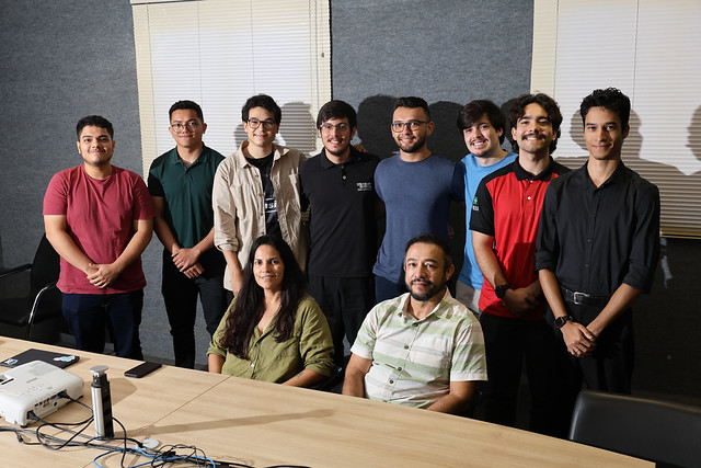 Equipe do Laboratório de Engenharia de Sistemas de Computação (Lesc), do Departamento de Engenharia de Teleinformática da UFC, onde o nanossatélite está sendo concebido (Foto: Victor Braga/UFC) Imagem: desenvolvedores do nanosatélite posam para foto em volta de uma mesa