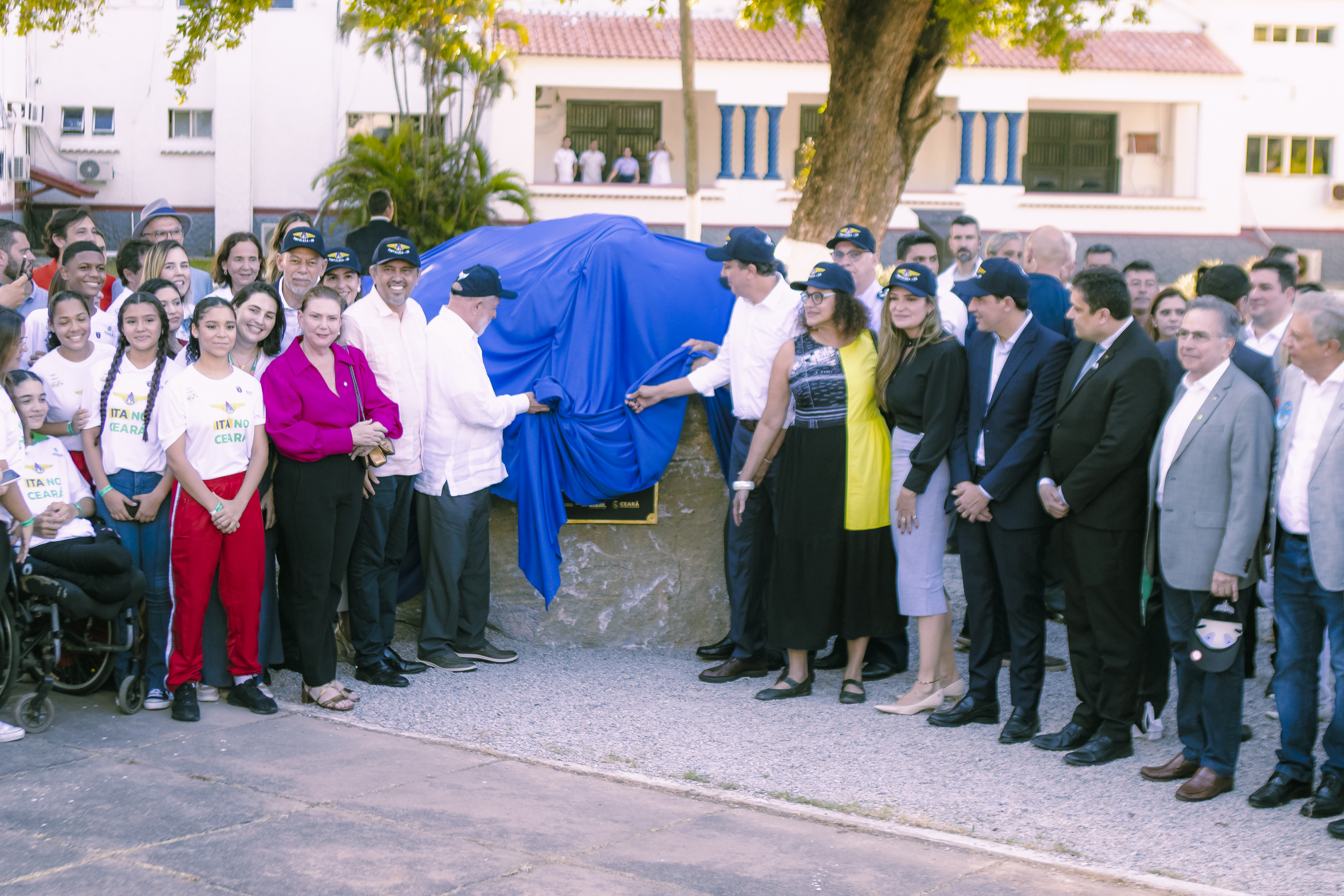 Imagem: Pessoas reunidas em volta da pedra fundamental de criação do ITA no Ceará (Éden Barbosa/PROCULT)